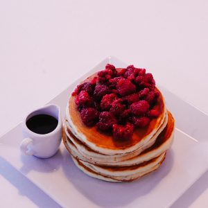 Pancakes z malinami i czekoladową polewą